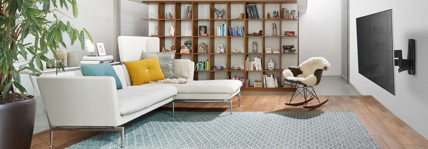 vogel's Wohnzimmereinrichtung mit einer TV - Wandhalterung