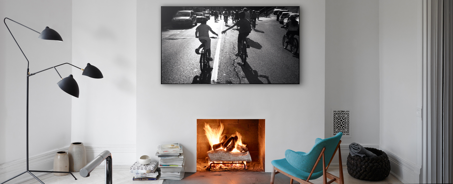 SAMSUNG Fernseher &uuml;ber einem Kaminfeuer 