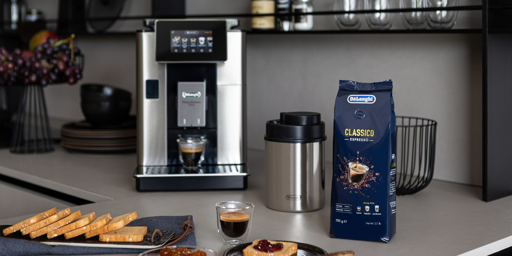 De'Longhi Kaffeevollautomat mit Kaffeebohnen und einem kleinem Fr&uuml;hst&uuml;ck