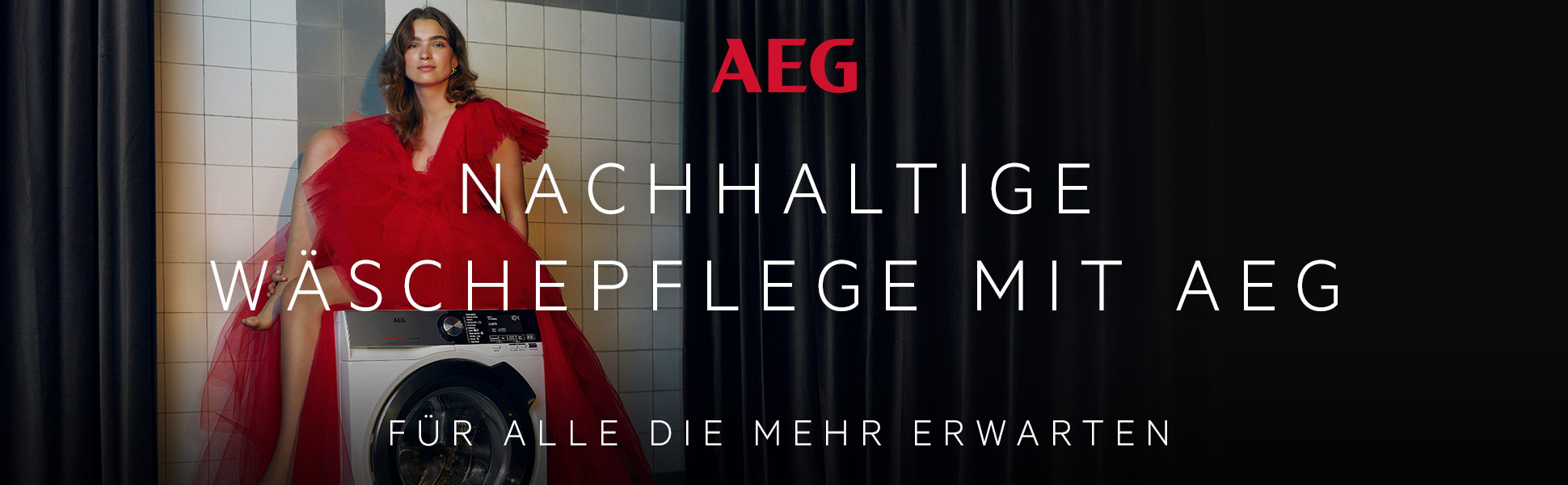Nachhaltige W&auml;schepflege mit AEG. Im Hintergrund ist eine Waschmaschine mit einer rotgekleideten Frau die auf der Waschmaschine sitzt.