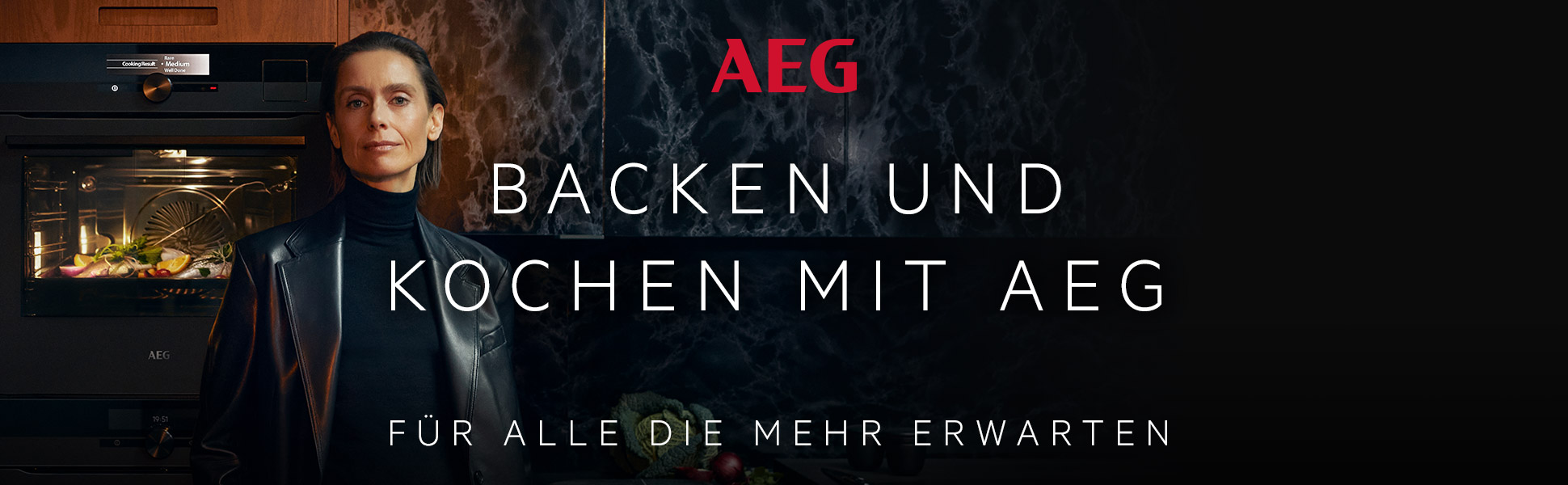 Titelbild Backen und Kochen mit AEG. Im Hintergrund steht eine Frau vor einer modernen K&uuml;che.