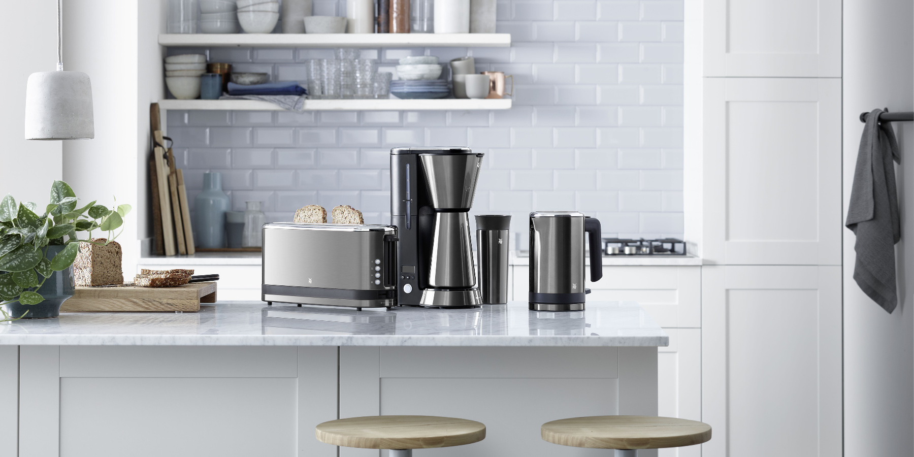 WMF Toaster, Filterkaffeemaschine und Wasserkocher auf einer modernen Arbeitsplatte