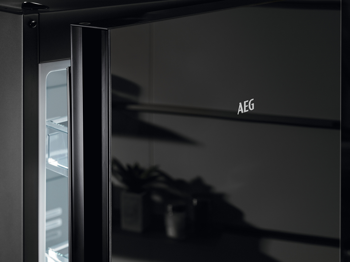 AEG K&uuml;hlger&auml;t mit schwarzem Design 