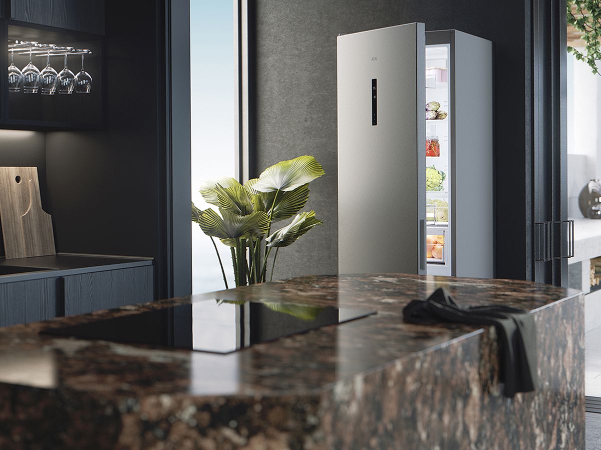 AEG K&uuml;hlger&auml;t in einer modernen K&uuml;che.