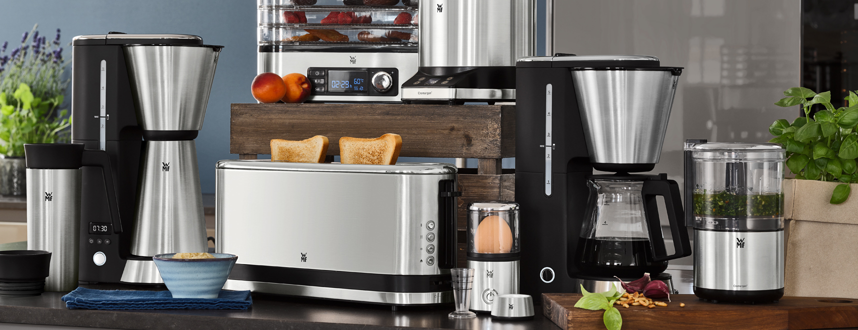 WMF Filterkaffeemaschine, WMF Toaster, WMF Eierkocher, WMF Dampfgarer auf einer Arbeitsplatte