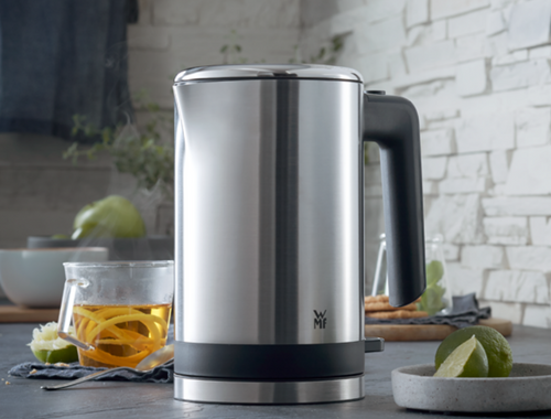 K&Uuml;CHENminis Wasserkocher graphit auf einer Arbeitsplatte mit einem H&auml;ferl Tee