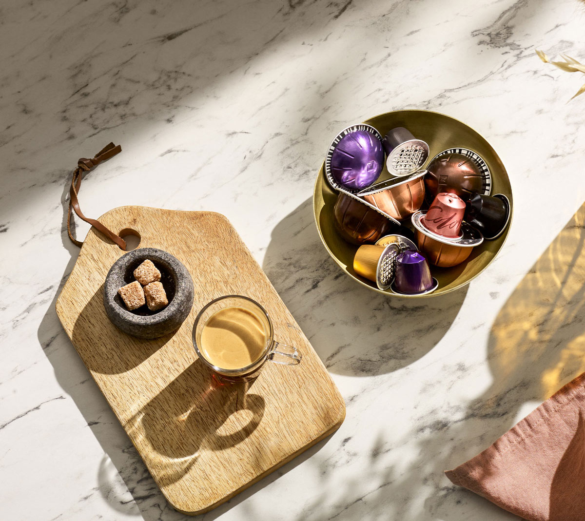 Nespresso Kaffee serviert mit Kaffekapseln.