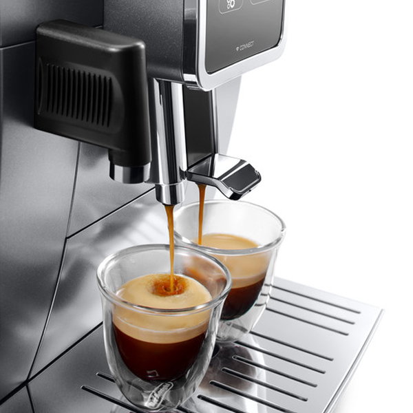 De'Longhi Kaffeevollautomat bereitet gerade zwei Espressos vor.