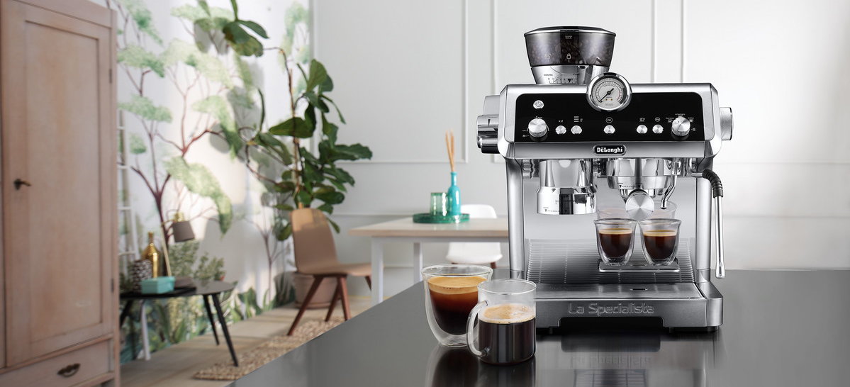 De&rsquo;Longhi La Specialista auf einer Arbeitsplatte 