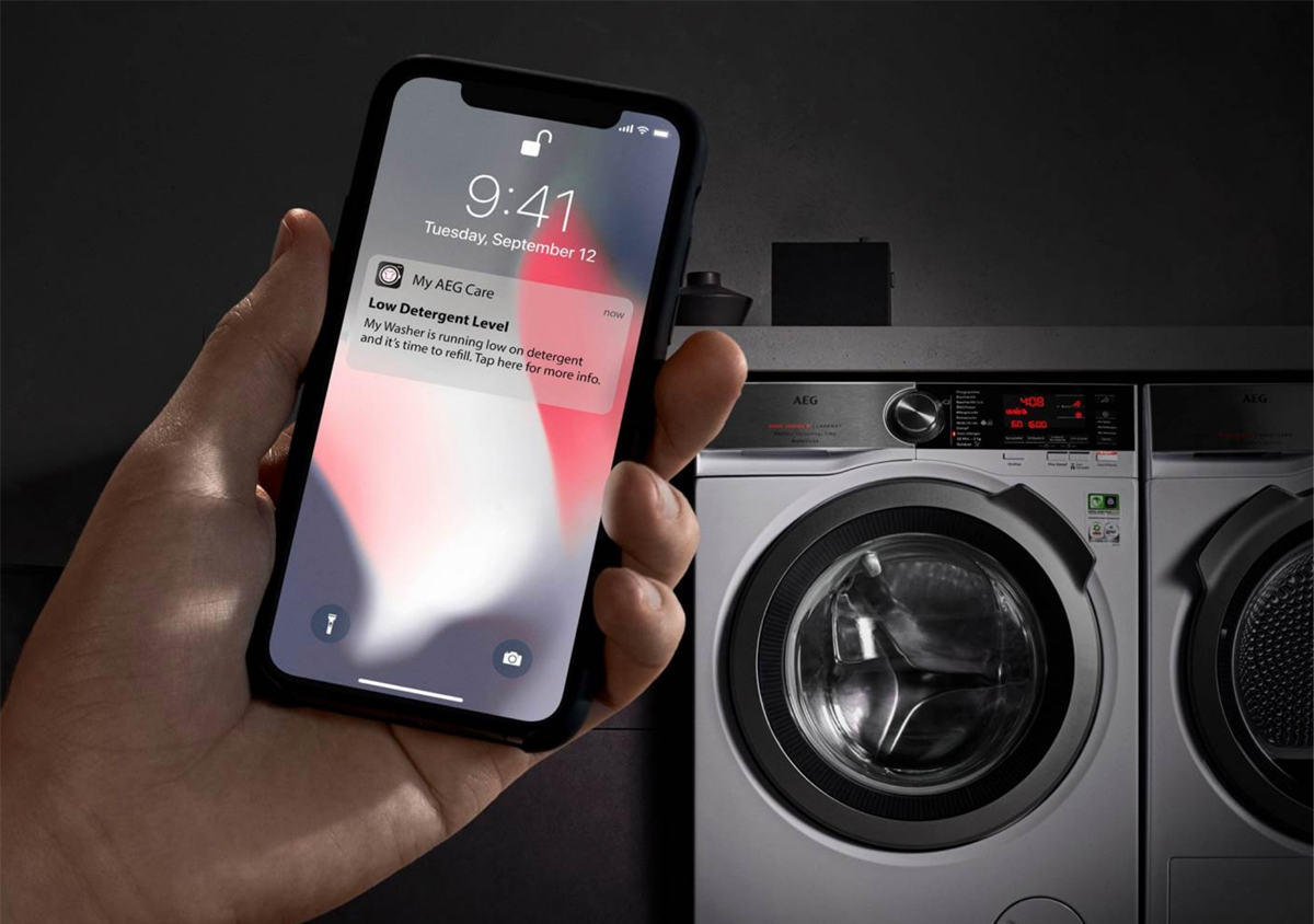 Ein Smartphone das gerade eine Benachrichtigung von der AEG Waschmaschine &uuml;ber den Zustand der W&auml;sche als Nachricht bekommen hat