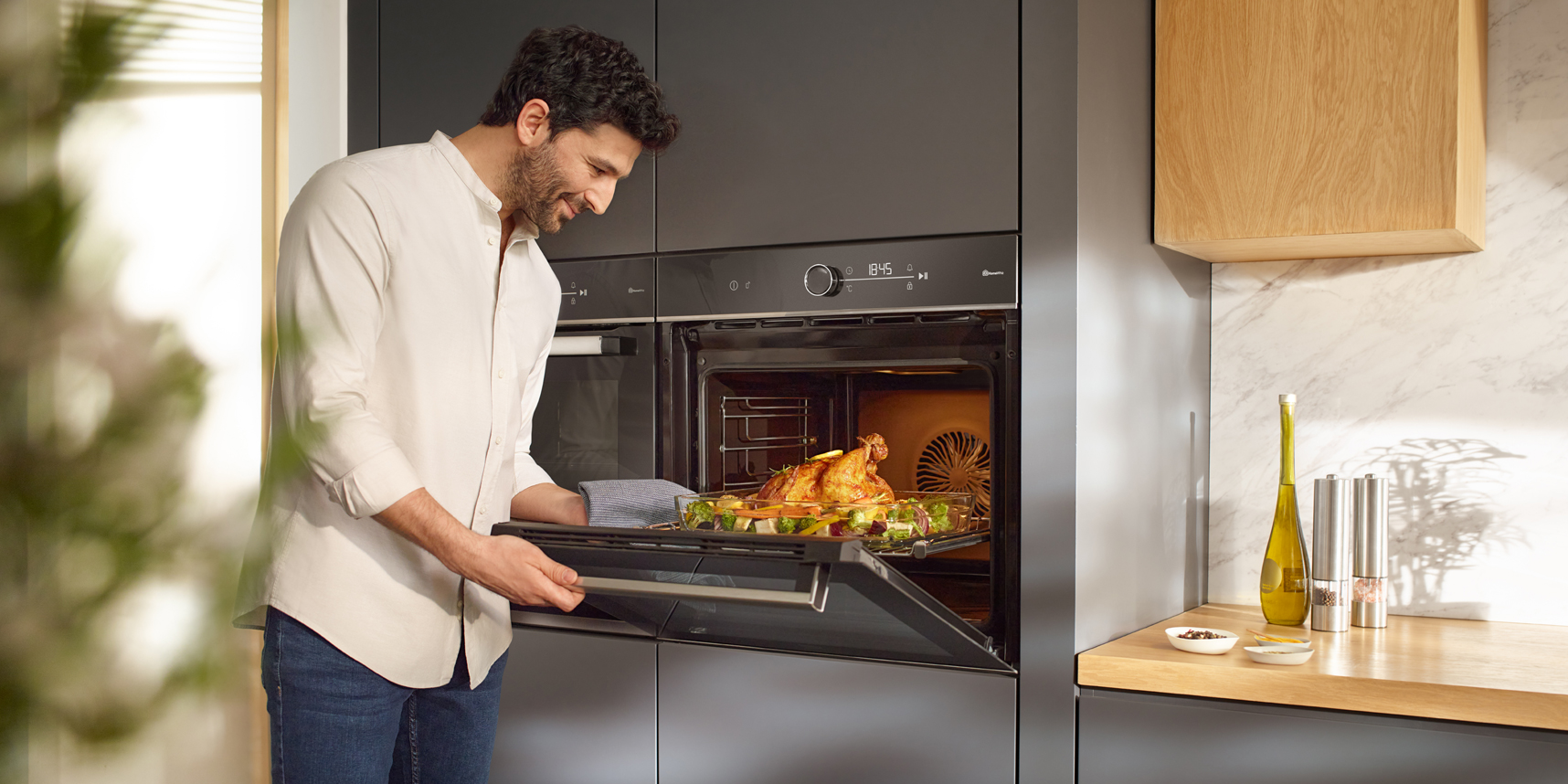 Kochfelder (Induktion oder Glaskeramik), Back&ouml;fen, Mikrowellen, Herde sowie eine komplette Einbauger&auml;te-Linie von Beko